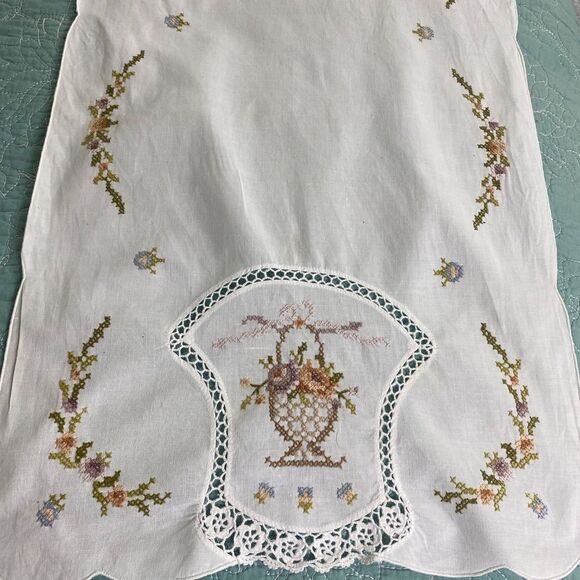 Vtg Tablecloth and Runner crochet embroidered cross stitch - Picture 8 of 8